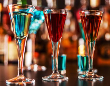 Alkollü içki barmen, gece hayatı tarafından hazırlanan uzun bir bardak likör yenileniyor