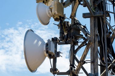 Antenler hücresel iletişim ve radar sistemleri, teknoloji telekomünikasyon kule