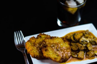 baharatlı güveç, leziz yemek lezzetli geleneksel yemek, Macar mutfağı ile patates pancakes