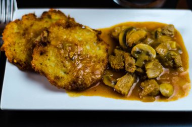 baharatlı güveç, leziz yemek lezzetli geleneksel yemek, Macar mutfağı ile patates pancakes