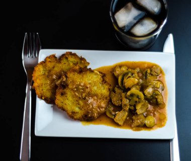 baharatlı güveç, leziz yemek lezzetli geleneksel yemek, Macar mutfağı ile patates pancakes