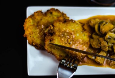 baharatlı güveç, leziz yemek lezzetli geleneksel yemek, Macar mutfağı ile patates pancakes