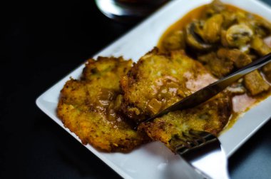 baharatlı güveç, leziz yemek lezzetli geleneksel yemek, Macar mutfağı ile patates pancakes