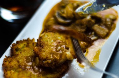 baharatlı güveç, leziz yemek lezzetli geleneksel yemek, Macar mutfağı ile patates pancakes