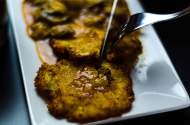 baharatlı güveç, leziz yemek lezzetli geleneksel yemek, Macar mutfağı ile patates pancakes