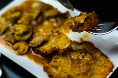 baharatlı güveç, leziz yemek lezzetli geleneksel yemek, Macar mutfağı ile patates pancakes