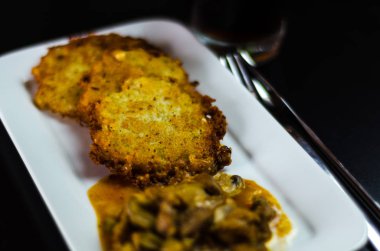 baharatlı güveç, leziz yemek lezzetli geleneksel yemek, Macar mutfağı ile patates pancakes