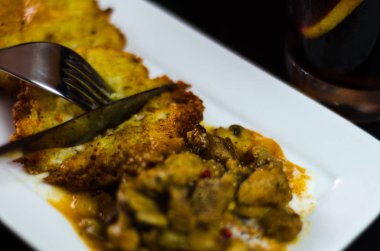 baharatlı güveç, leziz yemek lezzetli geleneksel yemek, Macar mutfağı ile patates pancakes