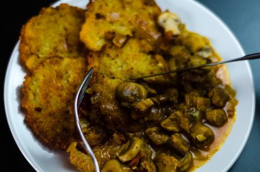 baharatlı güveç, leziz yemek lezzetli geleneksel yemek, Macar mutfağı ile patates pancakes