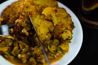 baharatlı güveç, leziz yemek lezzetli geleneksel yemek, Macar mutfağı ile patates pancakes