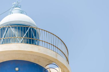 Fener Kulesi ve mavi yaz göğün, gemi, deniz güvenliği, yüksek kule güvenli dönüşü