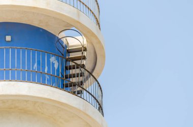 Fener Kulesi ve mavi yaz göğün, gemi, deniz güvenliği, yüksek kule güvenli dönüşü