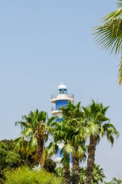 Fener Kulesi ve mavi yaz göğün, gemi, deniz güvenliği, yüksek kule güvenli dönüşü