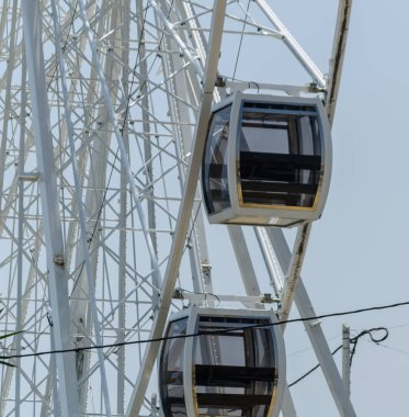 büyük tekerlek sahil köyünde arka plan temiz mavi gökyüzü güneşli bir gün