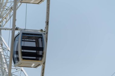 büyük tekerlek sahil köyünde arka plan temiz mavi gökyüzü güneşli bir gün