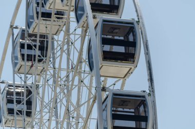 büyük tekerlek sahil köyünde arka plan temiz mavi gökyüzü güneşli bir gün