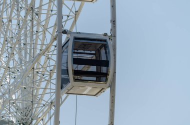 büyük tekerlek sahil köyünde arka plan temiz mavi gökyüzü güneşli bir gün