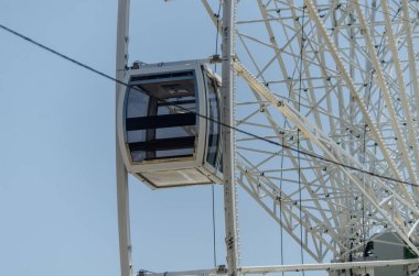 büyük tekerlek sahil köyünde arka plan temiz mavi gökyüzü güneşli bir gün