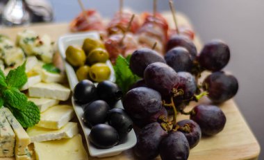 Tahtadaki farklı peynirler, peynir tahtası, lezzetli atıştırmalıklar, sağlıklı ve özel yemekler, peynir takımı.