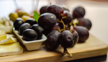 Tahtadaki farklı peynirler, peynir tahtası, lezzetli atıştırmalıklar, sağlıklı ve özel yemekler, peynir takımı.