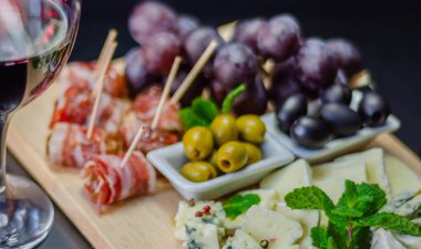 Tahtadaki farklı peynirler, peynir tahtası, lezzetli atıştırmalıklar, sağlıklı ve özel yemekler, peynir takımı.