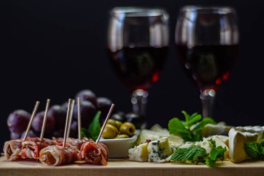 Tahtadaki farklı peynirler, peynir tahtası, lezzetli atıştırmalıklar, sağlıklı ve özel yemekler, peynir takımı.