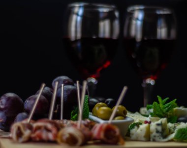 Tahtadaki farklı peynirler, peynir tahtası, lezzetli atıştırmalıklar, sağlıklı ve özel yemekler, peynir takımı.