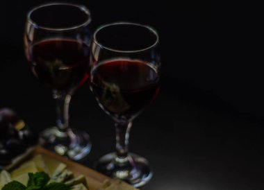 Kırmızı şarap ve bir tahta masa, lezzetli Aperatif, sağlıklı ve özel gıda üzerinde farklı peynir kümesi