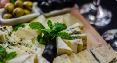 Tahtadaki farklı peynirler, peynir tahtası, lezzetli atıştırmalıklar, sağlıklı ve özel yemekler, peynir takımı.