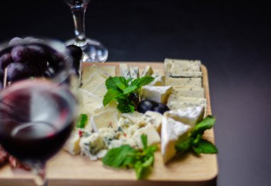 Tahtadaki farklı peynirler, peynir tahtası, lezzetli atıştırmalıklar, sağlıklı ve özel yemekler, peynir takımı.