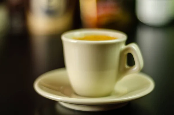 Μαύρο Καφέ Ένα Κεραμικό Κύπελλο Στη Γραμμή Ενεργειακό Ποτό Δημόσιο — Φωτογραφία Αρχείου
