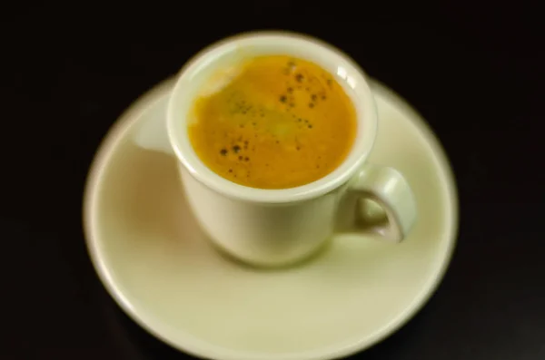 バー上のセラミック カップ ブラック コーヒーは 公共の場所 カフェでドリンクします — ストック写真