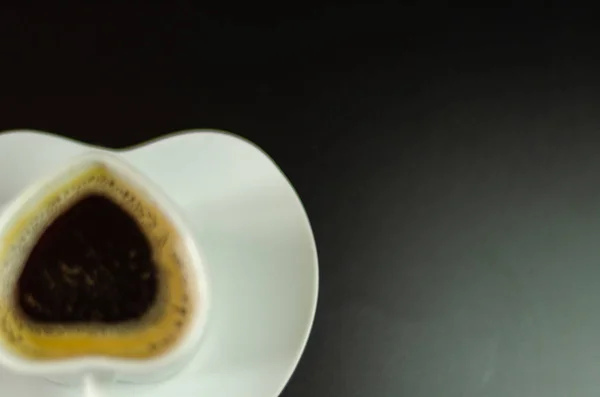 酒吧上的陶瓷杯中的黑咖啡 公共场所的能量饮料 咖啡厅 — 图库照片