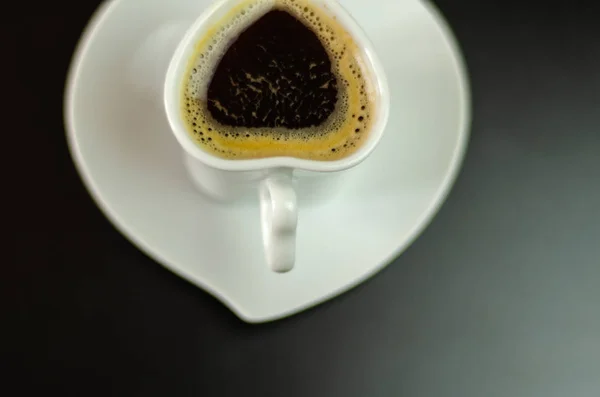 酒吧上的陶瓷杯中的黑咖啡 公共场所的能量饮料 咖啡厅 — 图库照片