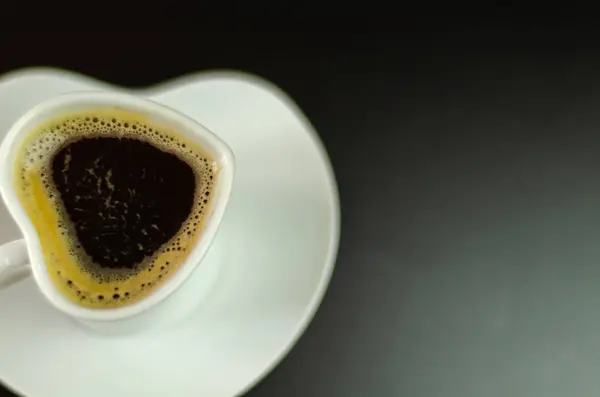 Μαύρο Καφέ Ένα Κεραμικό Κύπελλο Στη Γραμμή Ενεργειακό Ποτό Δημόσιο — Φωτογραφία Αρχείου
