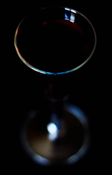 清爽的利口酒在一个高大的玻璃 酒精饮料由酒保准备 夜生活 — 图库照片