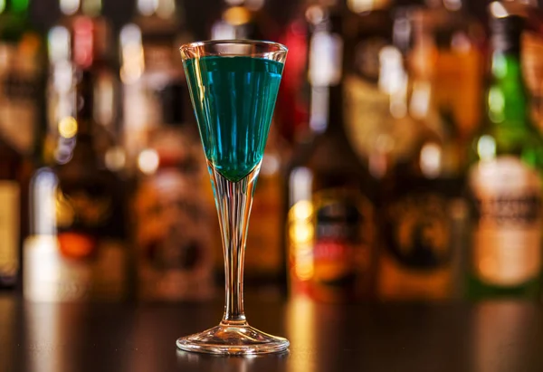 Egy Magas Pohár Alkoholos Ital Készíti Csapos Éjszakai Frissítő Likőr — Stock Fotó