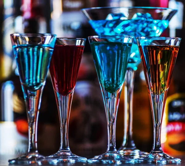 Egy Magas Pohár Alkoholos Ital Készíti Csapos Éjszakai Frissítő Likőr — Stock Fotó