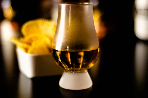 Glas Whisky Met Ijsblokjes Zoute Snacks Achtergrond Van Balk Feest — Stockfoto