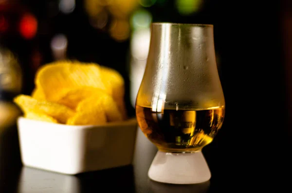 Bicchiere Whisky Con Cubetti Ghiaccio Snack Salati Sullo Sfondo Del — Foto Stock