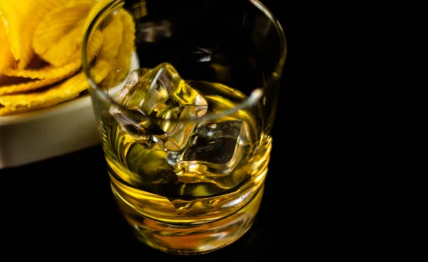 Verre Whisky Avec Glaçons Collations Salées Sur Fond Bar Temps — Photo