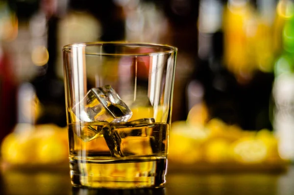 Glas Whisky Met Ijsblokjes Zoute Snacks Achtergrond Van Balk Feest — Stockfoto