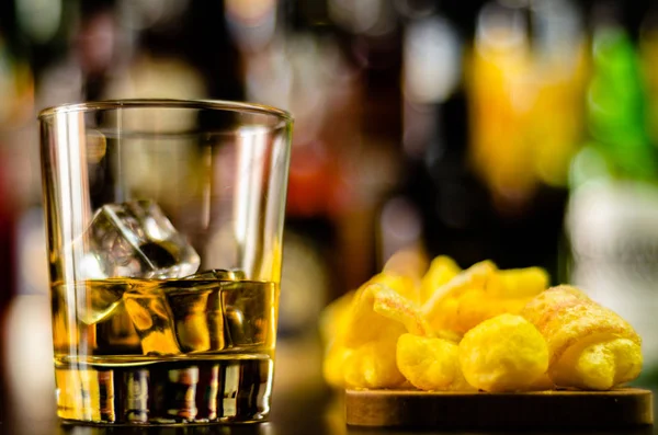 Bicchiere Whisky Con Cubetti Ghiaccio Snack Salati Sullo Sfondo Del — Foto Stock