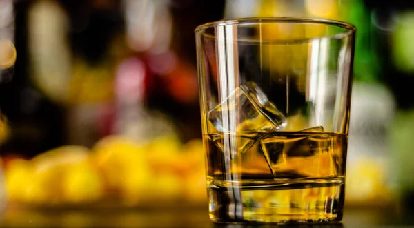 Glas Whisky Met Ijsblokjes Zoute Snacks Achtergrond Van Balk Feest — Stockfoto