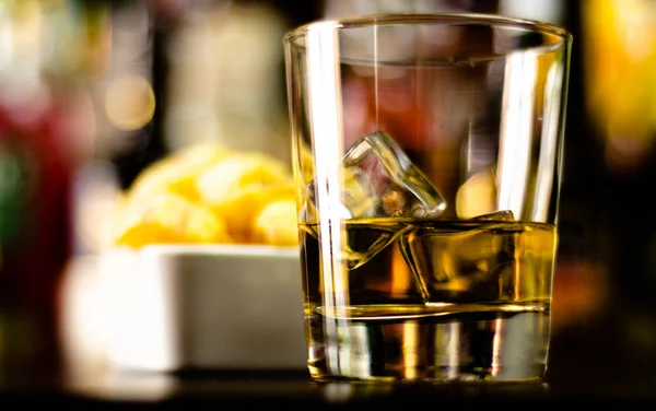 Glas Whisky Met Ijsblokjes Zoute Snacks Achtergrond Van Balk Feest — Stockfoto