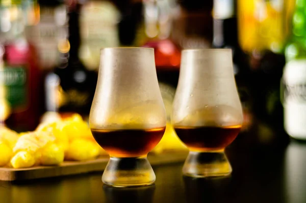 Glas Whisky Met Ijsblokjes Zoute Snacks Achtergrond Van Balk Feest — Stockfoto