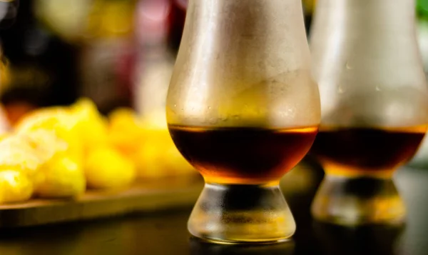 Szklankę Whisky Kostkami Lodu Słone Przekąski Tle Paska Czas — Zdjęcie stockowe
