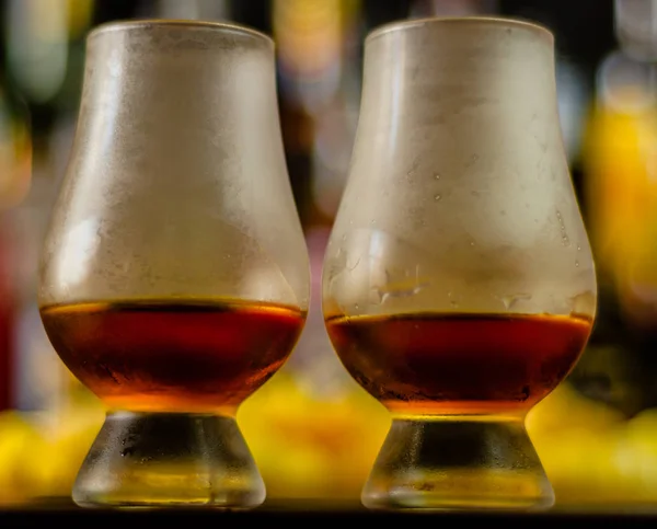 Glas Whisky Met Ijsblokjes Zoute Snacks Achtergrond Van Balk Feest — Stockfoto