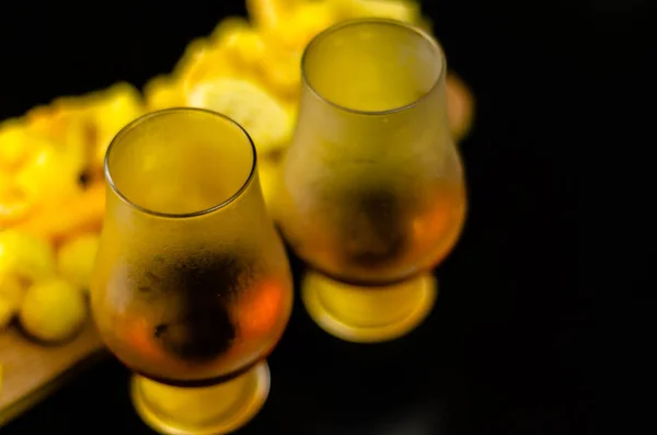 Bicchiere Whisky Con Cubetti Ghiaccio Snack Salati Sullo Sfondo Del — Foto Stock