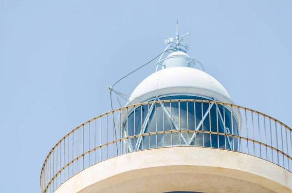 Башня Маяка Голубое Летнее Небо Безопасное Возвращение Корабля Морская Безопасность — стоковое фото
